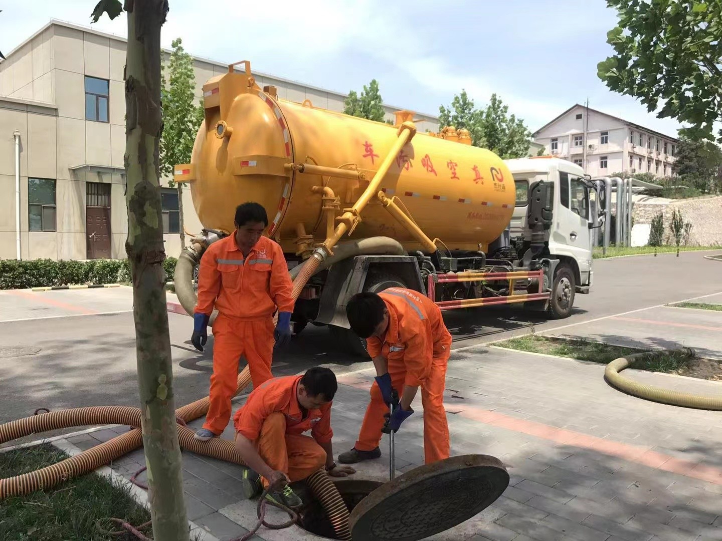 和庆镇管道疏通车停在窨井附近