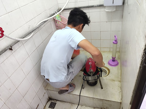 和庆镇管道堵塞冒臭气 专业师傅现场解决问题