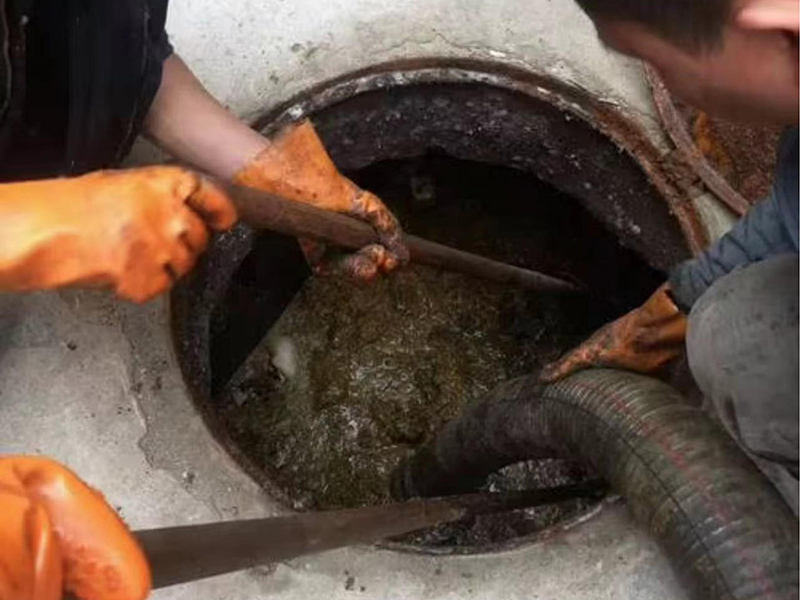 和庆镇清理化粪池时如何避免沼气的危害？